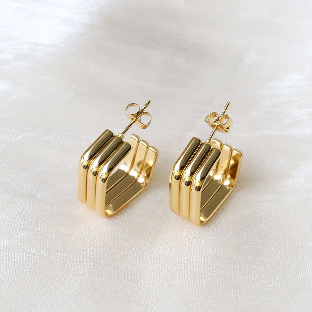 Luxe Ridge Gold Stud Earrings